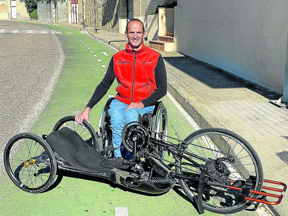 Diego Ballesteros, en un tramo de carril bici de Barbastro, esta semana.