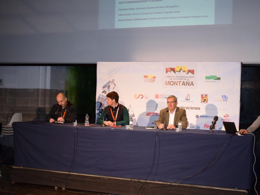 Francisco Boya, Félix Jordán de Urriés y Manuel Ramos, durante el I Simposio de Deportes de Montaña.