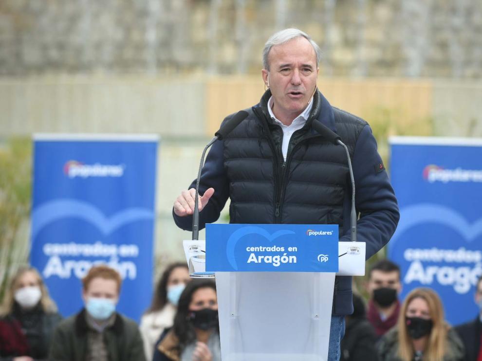 Jorge Azcón mantiene un encuentro con afiliados del PP en el Parque Grande de Zaragoza.