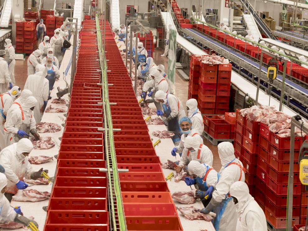 Los trabajadores de la industria cárnica verán mejorados sus salarios en los próximos años.