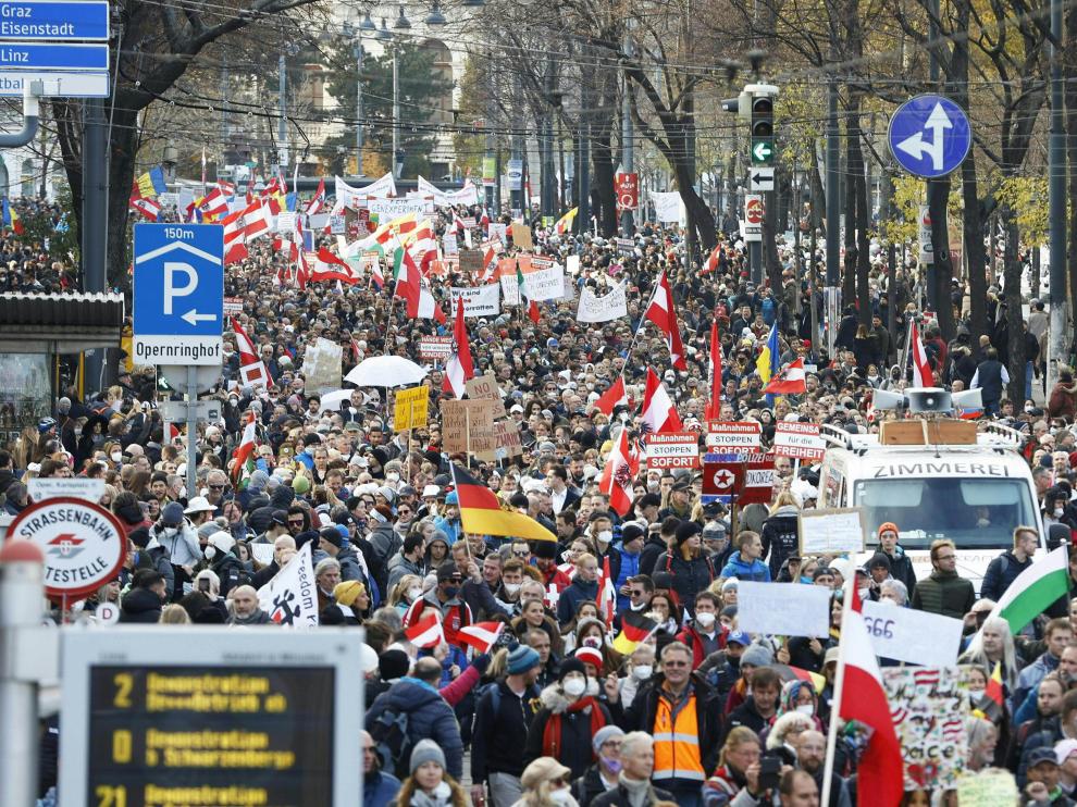 Police officers stand guard as demonstrators gather to protest against the coronavirus disease (COVID-19) measures in Vienna, Austria, November 20, 2021. REUTERS/Leonhard Foeger HEALTH-CORONAVIRUS/AUSTRIA-PROTEST