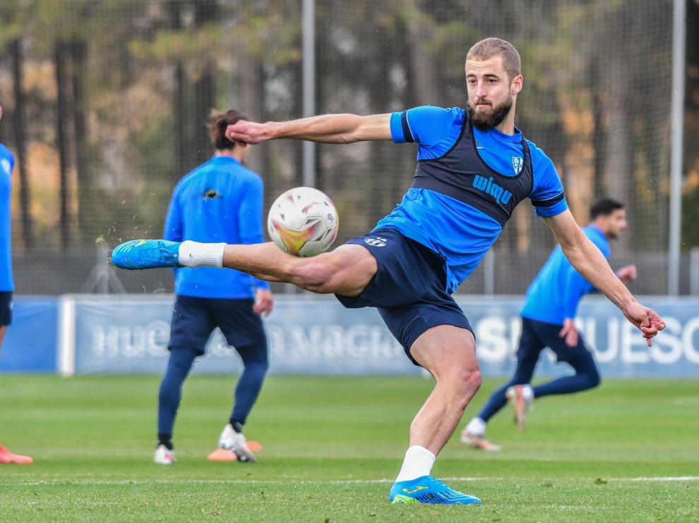 Pulido golpea el balón durante el entrenamiento de la SD Huesca del sábado.