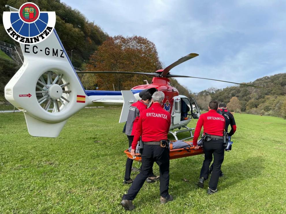 Rescate del cadáver de una persona en el río Bidasoa.