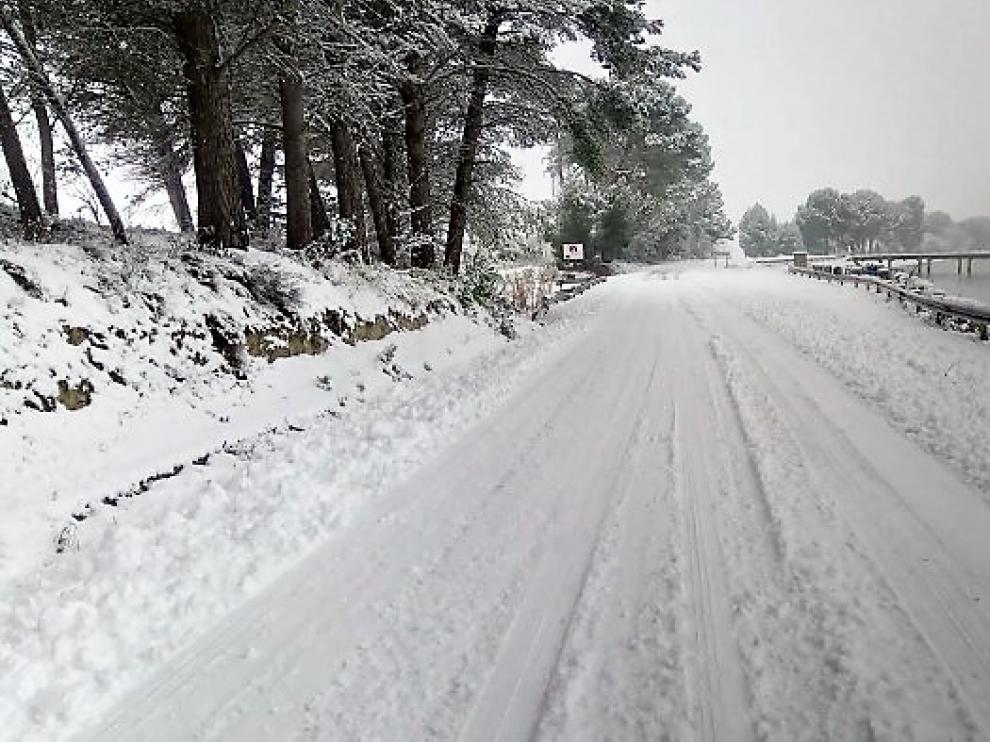 Una de las carreteras de la provincia antes del paso del dispositivo de vialidad invernal en foto de archivo.