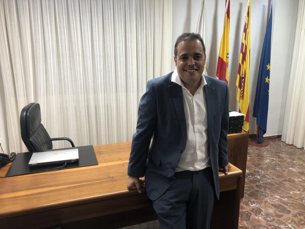 El alcalde de Andorra, Antonio Amador, en su despacho municipal