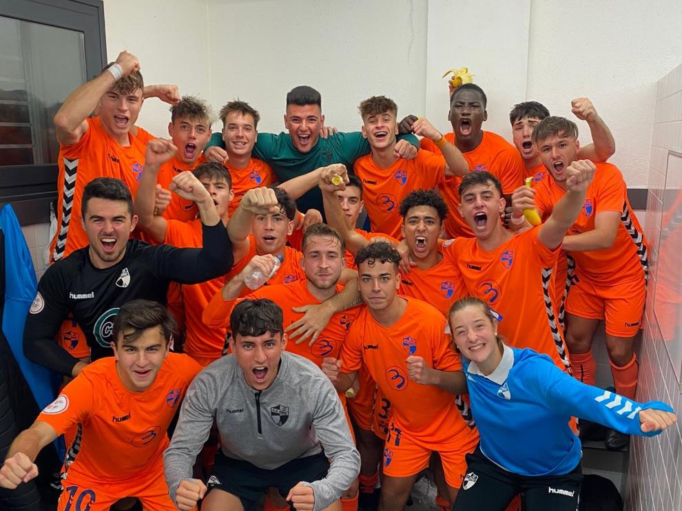 Los jugadores del Ebro celebran la victoria.