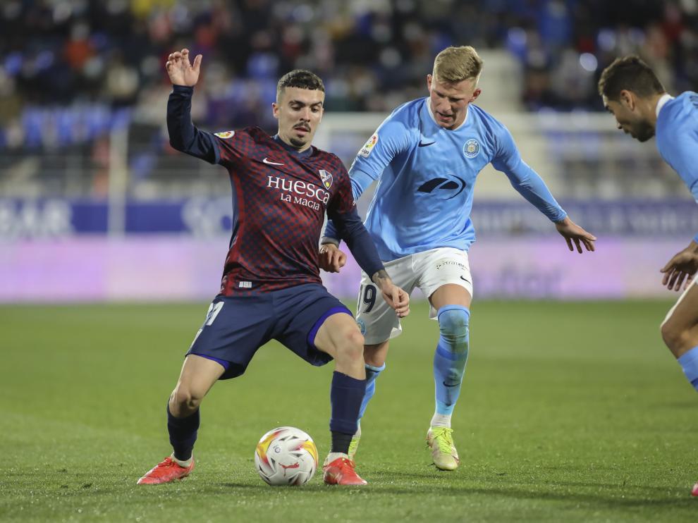 Joaquín intenta conservar el balón ante dos rivales del Ibiza.