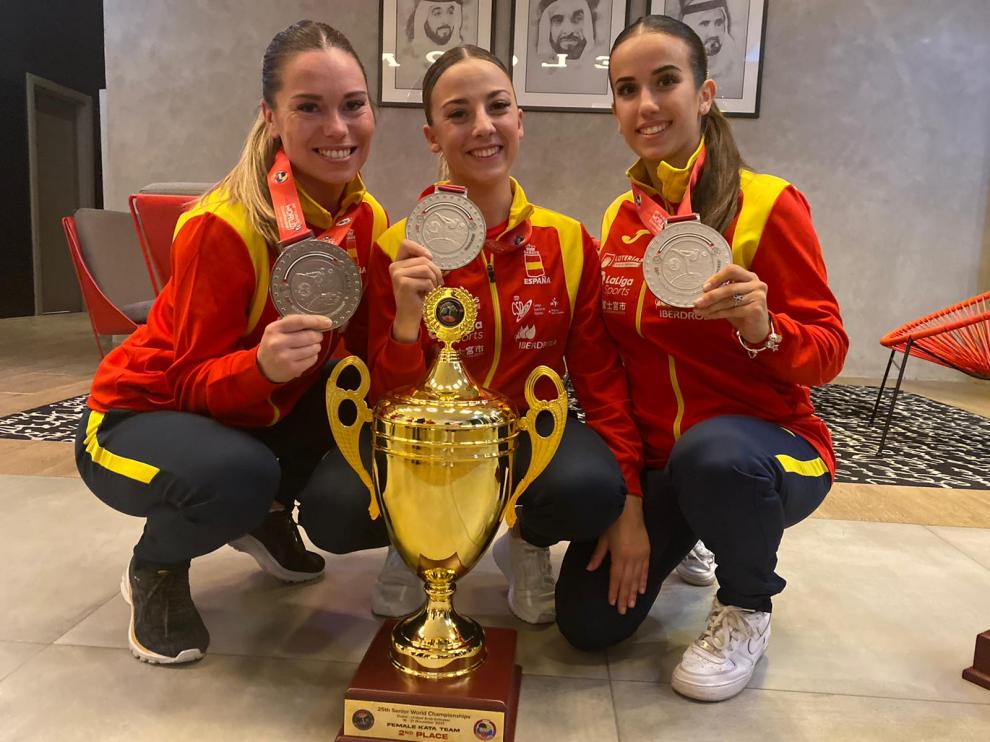 La aragonesa Raquel Roy con sus compañeras de equipo, en el Mundial de Kárate.