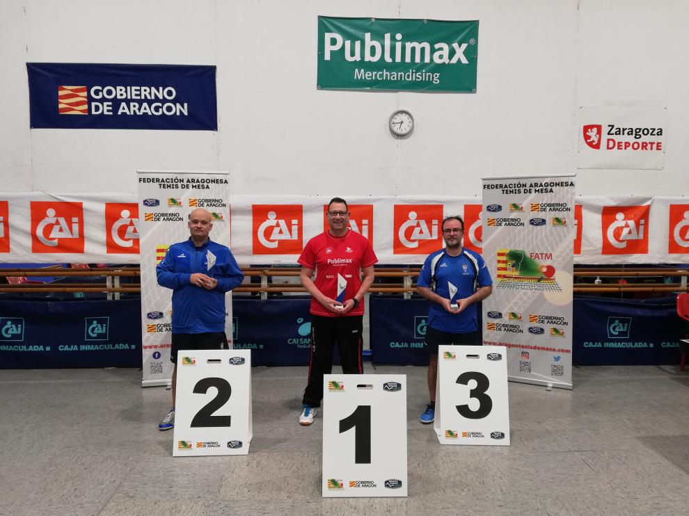 Podio de los Veteranos +40 del campeonato de Aragón de tenis de mesa.