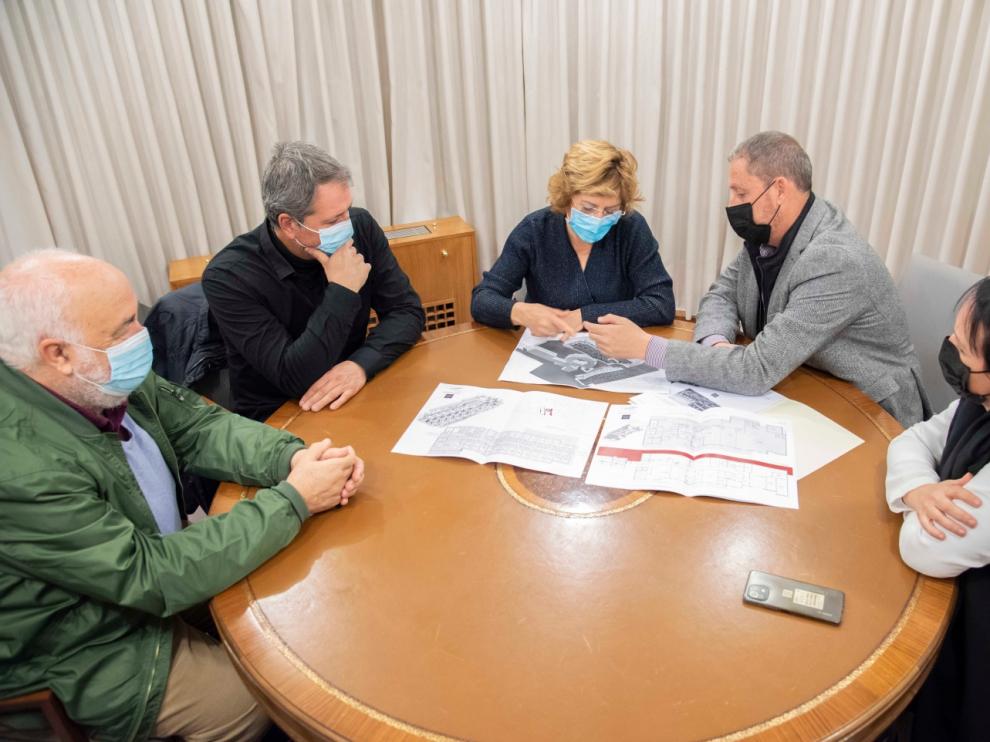 Reunión sobre la residencia de Sariñena, con María Victoria Broto.