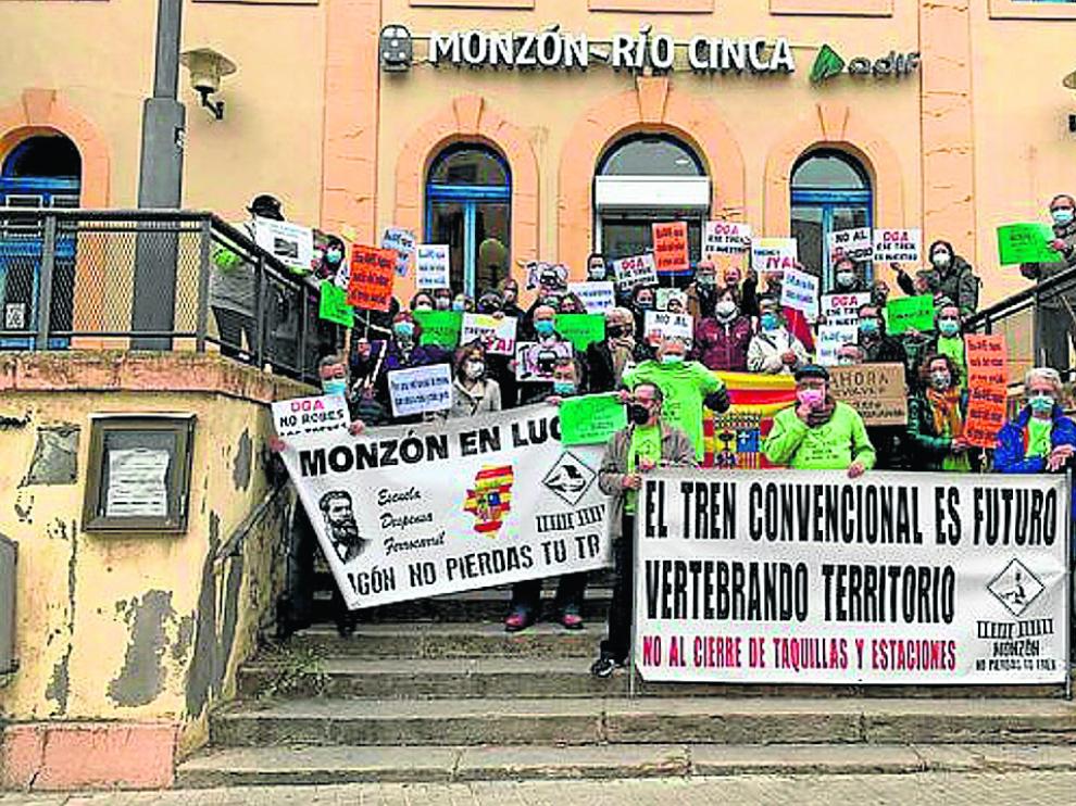 Usuarios y vecinos de Monzón, ayer delante de la entrada de la estación de tren de Monzón