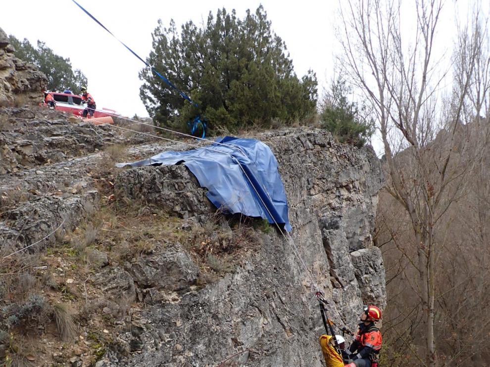 un momento del simulacro de rescate en vertical realizado en un paraje entre Gea de Albarracín y Cella.