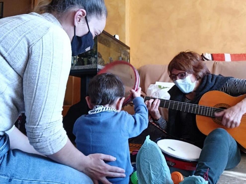 El Hospital Sant Joan de Déu Barcelona ha puesto en marcha, por primera vez en Cataluña, un servicio de musicoterapia a domicilio para los niños que tienen enfermedades graves.