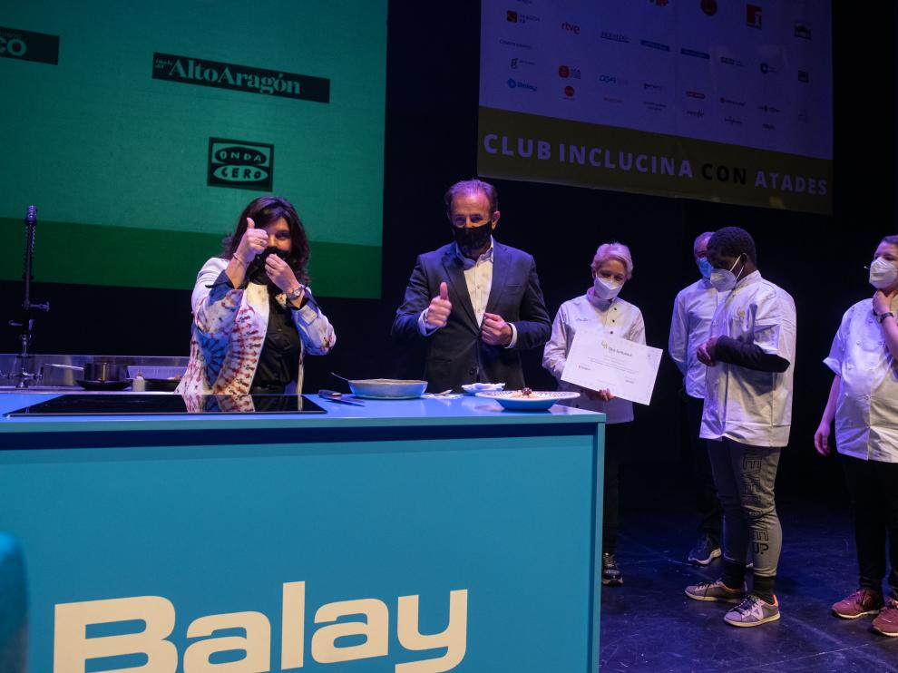 Paloma de Yarza y el concejal Ángel Lorén con los alumnos de Atades en el Teatro de las Esquinas.