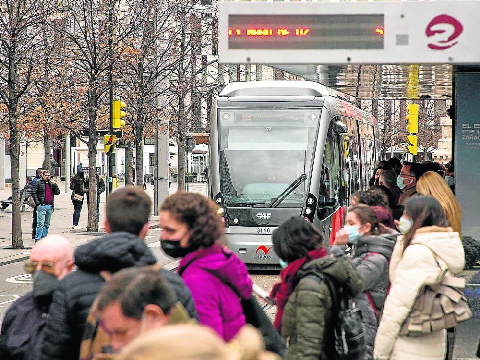 Paradas llenas durante los paros parciales de los trabajadores del tranvía en hora punta.