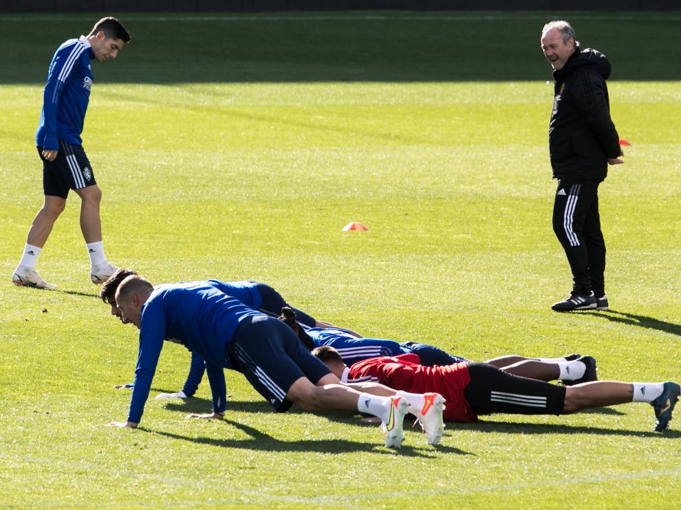 Jim vigila a sus jugadores en un entrenamiento del Real Zaragoza.