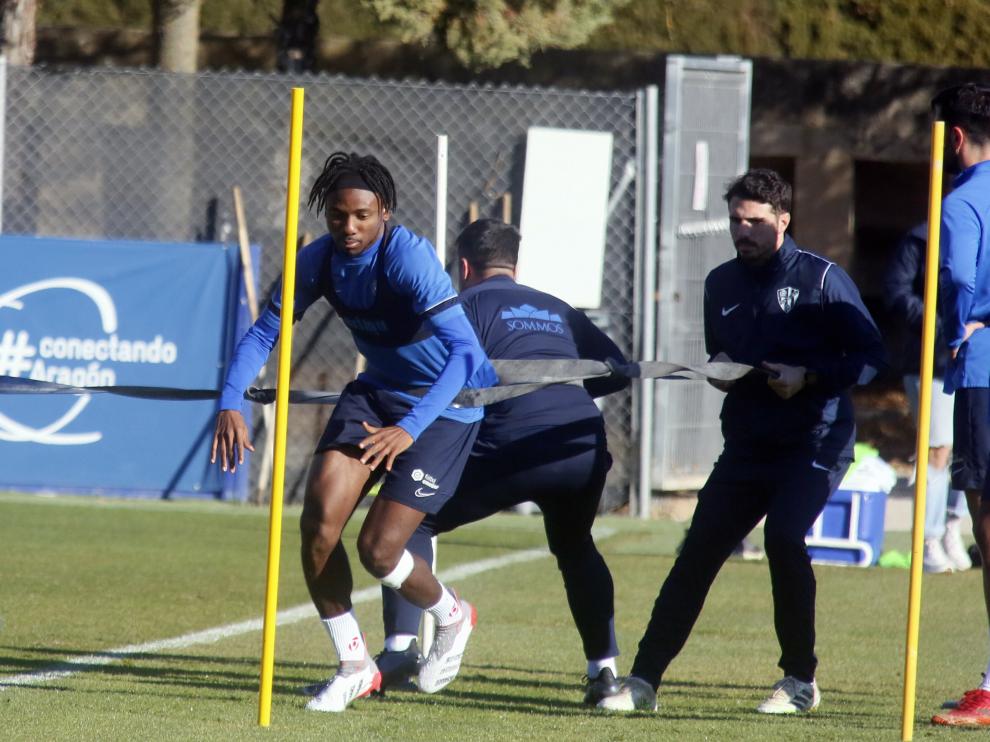 Kelechi Nwakali, durante el entrenamiento de este lunes en el IES Pirámide.