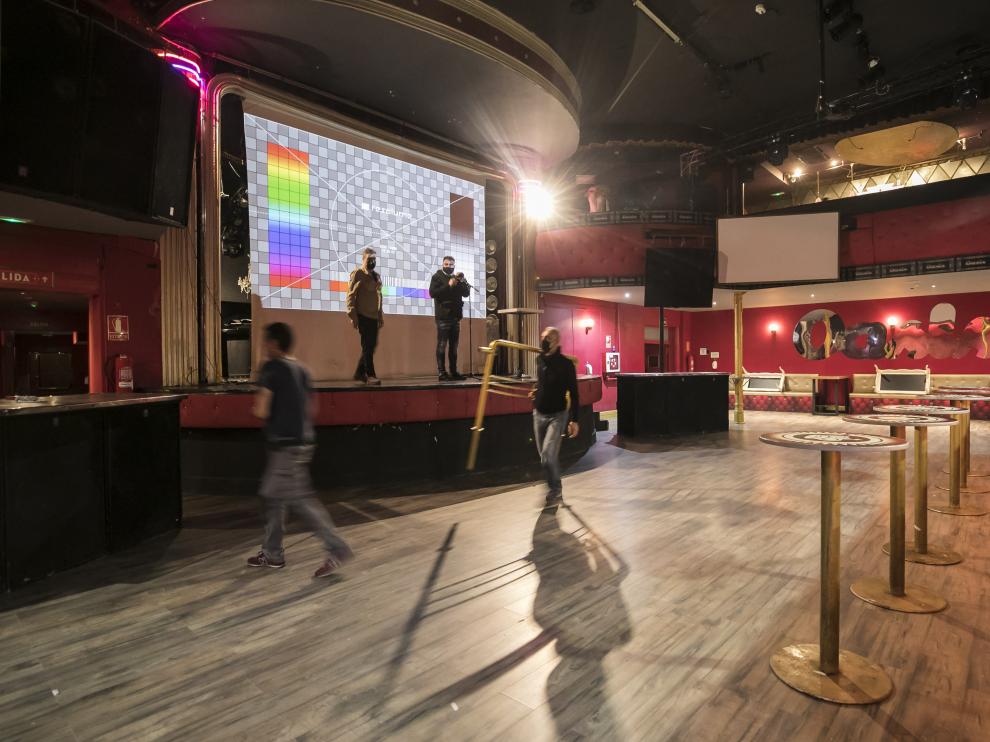 Varios operarios trabajan en la sala Oasis para su reapertura como sala de conciertos.