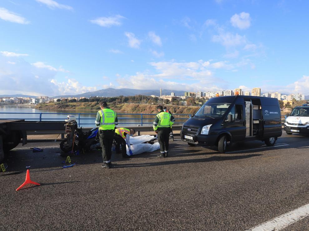 Operarios de la funeraria retiran el cuerpo sin vida del motorista.