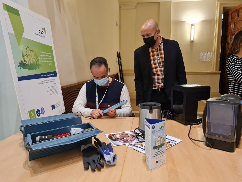 Reparadores voluntarios han enseñado a los trabajadores a alargar la vida útil de los electrodomésticos estropeados.