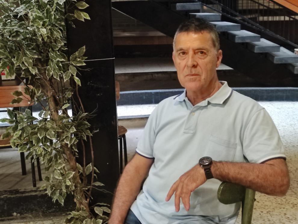 Félix hace unos días, en la calle Azoque, donde suele tomar café y practicar la tertulia.