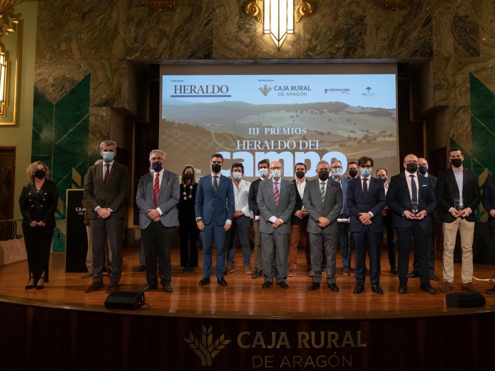 El consejero Olona, los galardonados y los responsables de Heraldo de Campo y de Caja Rural de Aragón, ayer en la entrega de premios.