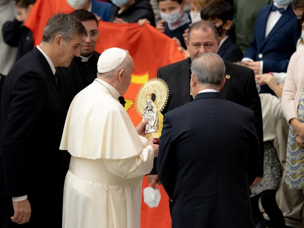 El Papa recibe una imagen de la Virgen del Pilar en el encuentro con el contingente español en el Cuartel General del Mando Conjunto de la OTAN en Nápoles