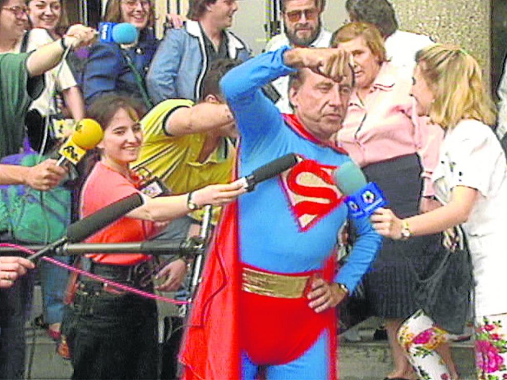 José María Ruiz-Mateos, disfrazado de Superman, en los juzgados de Madrid
