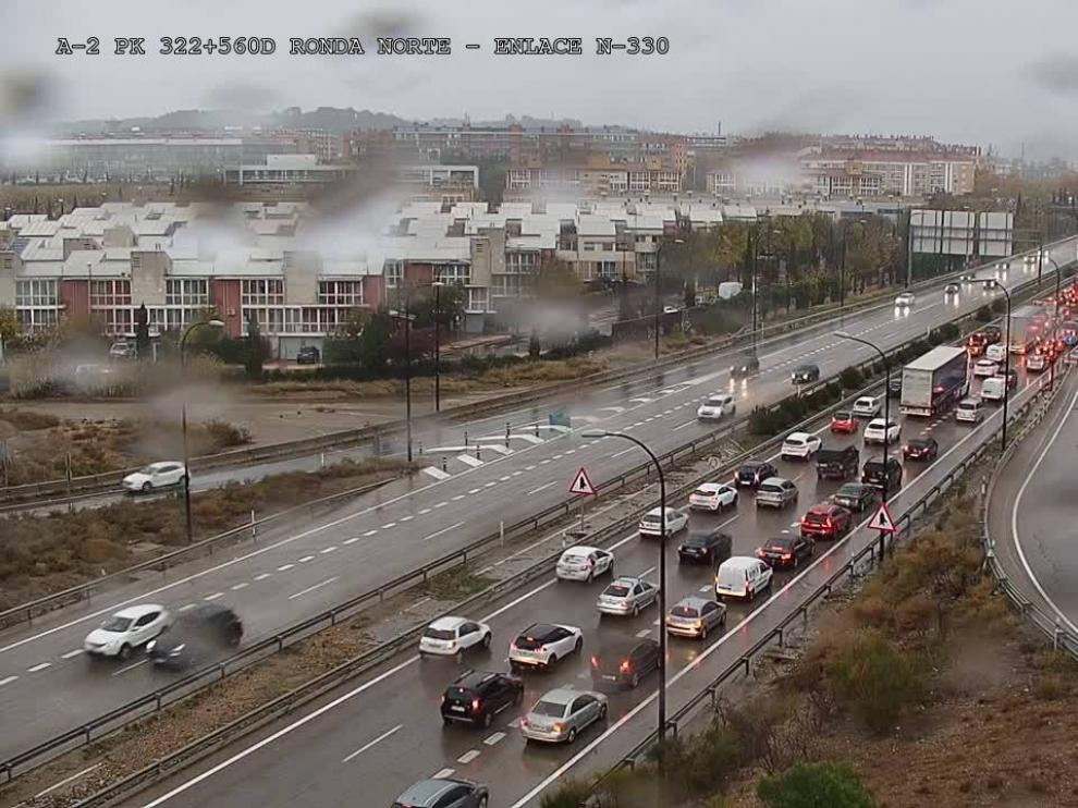 La lluvia complica la circulación en las entradas y salidas a Zaragoza.
