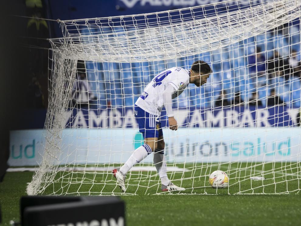 Lluís López recoge el balón de la portería tras encajar el 0-1 del Leganés en La Romareda.
