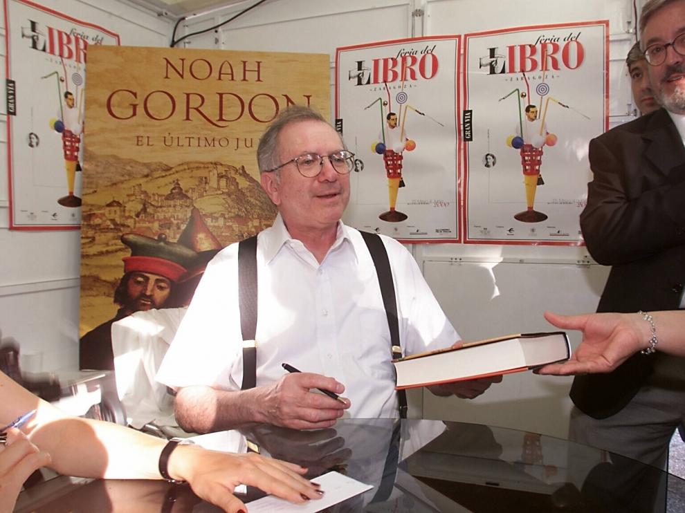 En mayo de 2000, Noah Gordon vino a Zaragoza a firmar ejemplares de 'El último judío'. A su lado, el editor y librero Joaquín Casanova.