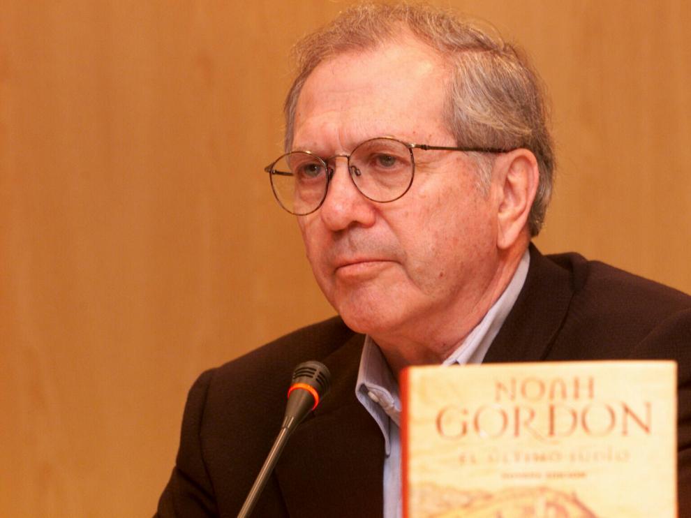 Imagen de archivo de Noah Gordon en la presentación de su novela 'El último judío', en Zaragoza.