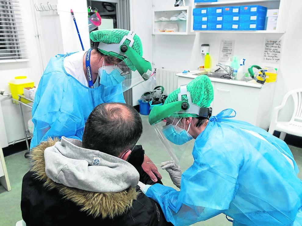 Personal de Enfermería del centro de salud del Arrabal, durante una toma de muestra de PCR.