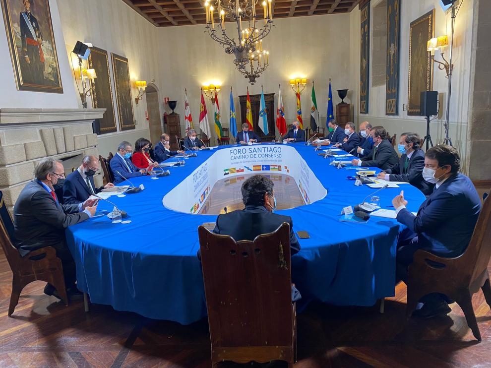 Reunión de ocho presidentes de comunidades, entre ellos el aragonés Javier Lambán, en Santiago de Compostela.