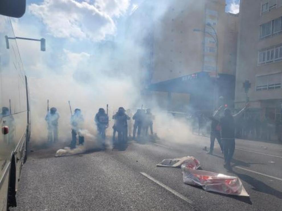 Varios manifestantes protestan ante la policía tras la manifestación.