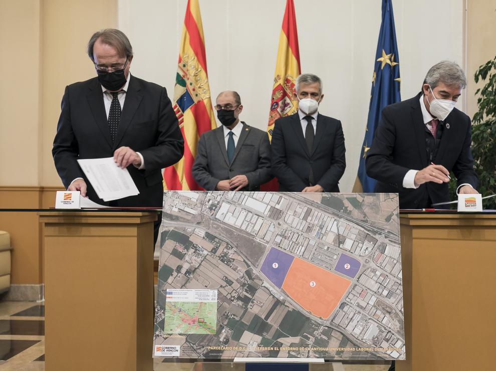 El consejero de Hacienda, Carlos Pérez Anadón, y el director general de Sepes, Jesús Lucrecio Fernández, han firmado este miércoles el acuerdo para comercializar 46 hectáreas en Malpica