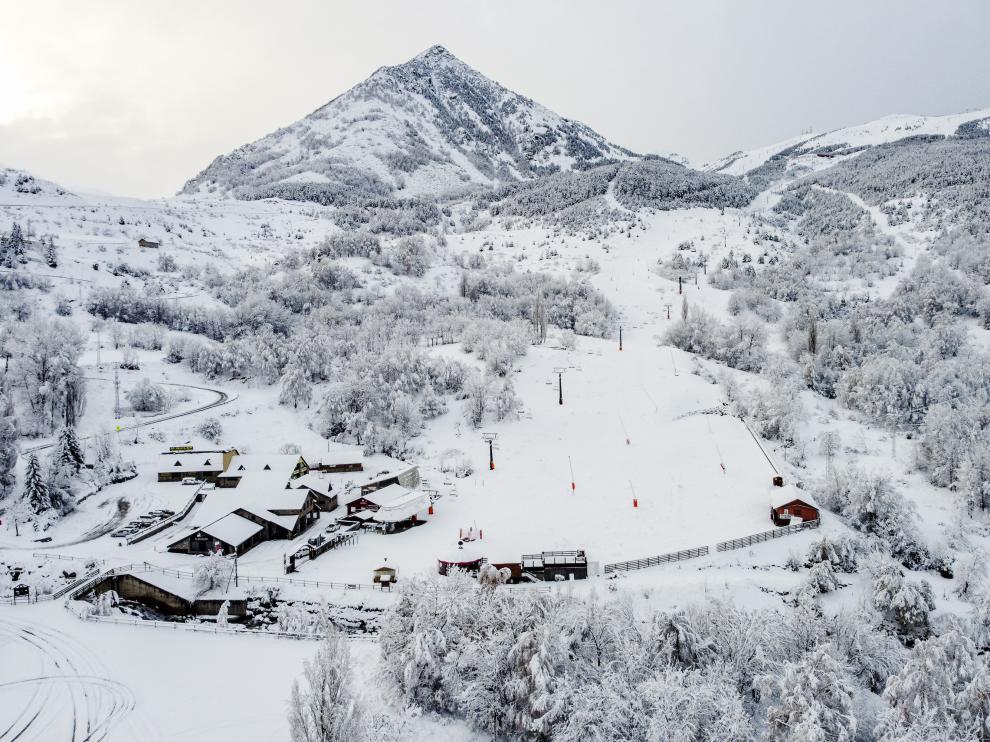 El primer temporal del invierno ha dejado hasta 20 cm en las estaciones de esquí del Pirineo aragonés.