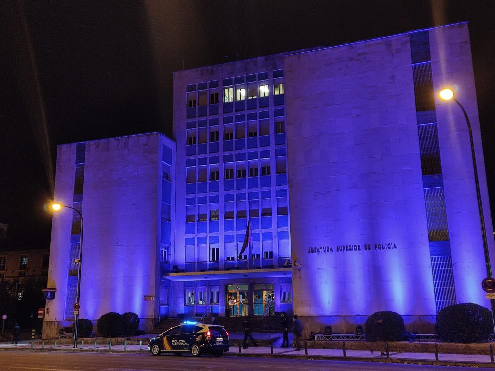 Iluminación para el 25N de la Jefatura de la Policía Nacional en Aragón.