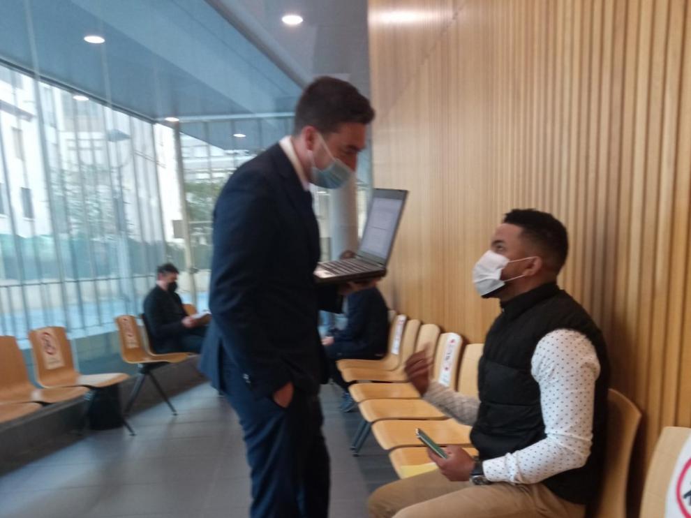 El acusado antes de entrar a la sala de la Audiencia, con su abogado Alejandro Sarasa.