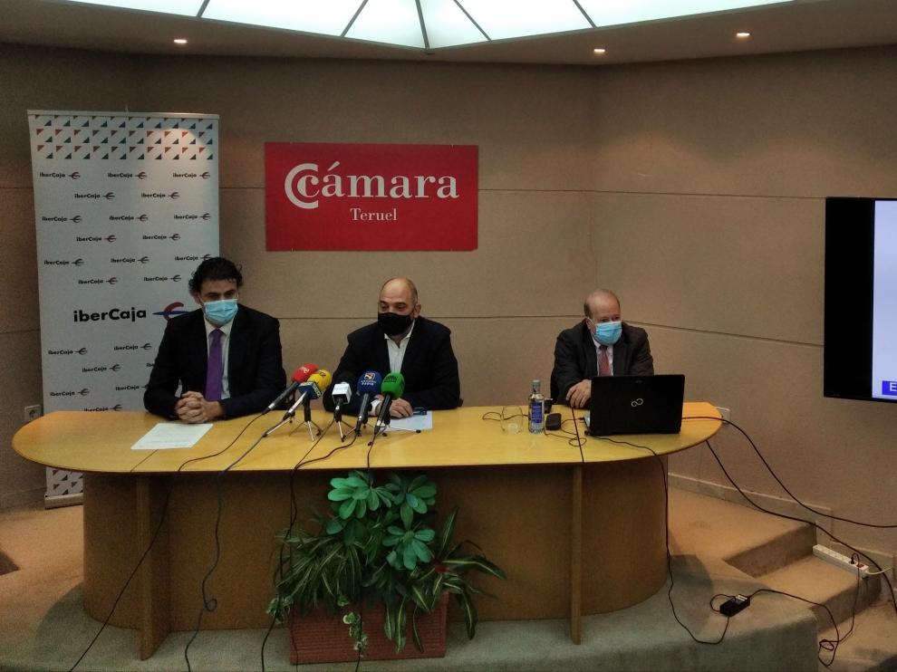Presentación del informe económico de Teruel en 2020 en la Cámara de Comercio con Carlos Llanos, Antonio Santa Isabel y Marcos Sanso -de izquierda a derecha-.