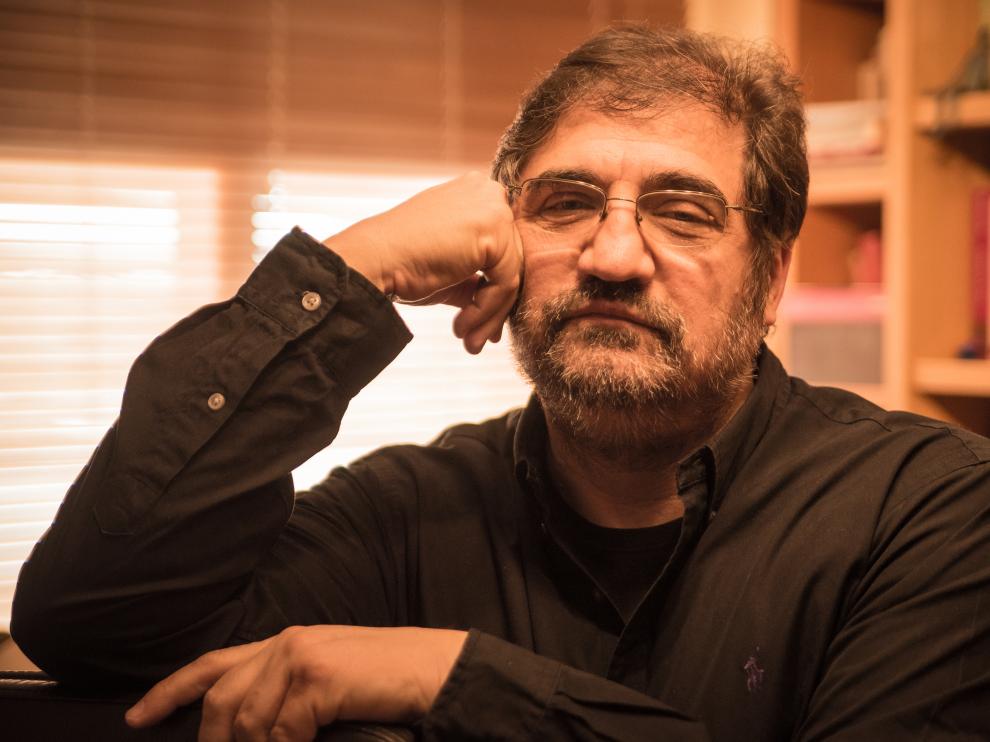 Fernando Sarría se dedica en cuerpo y alma a la poesía y promueve recitales, blogs, un sinfín de proyectos en las redes sociales.