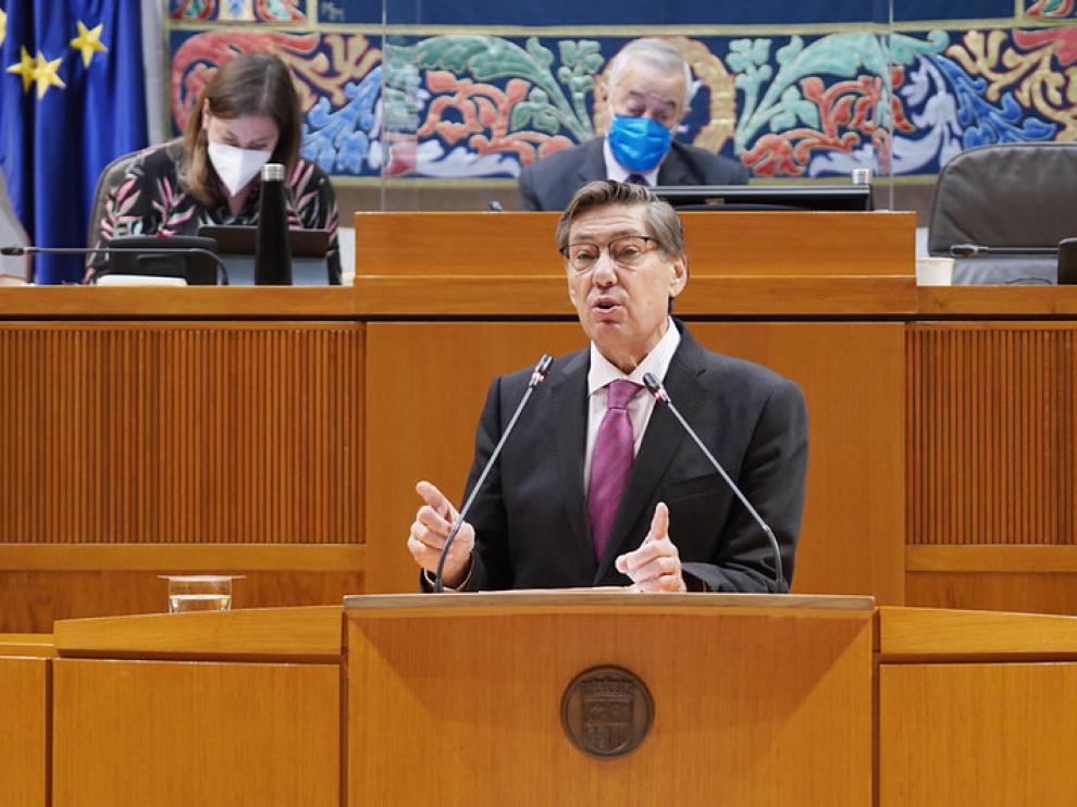 El vicepresidente aragonés, Arturo Aliaga, en su comparecencia de este jueves ante el pleno de las Cortes para hablar de energía y minas.