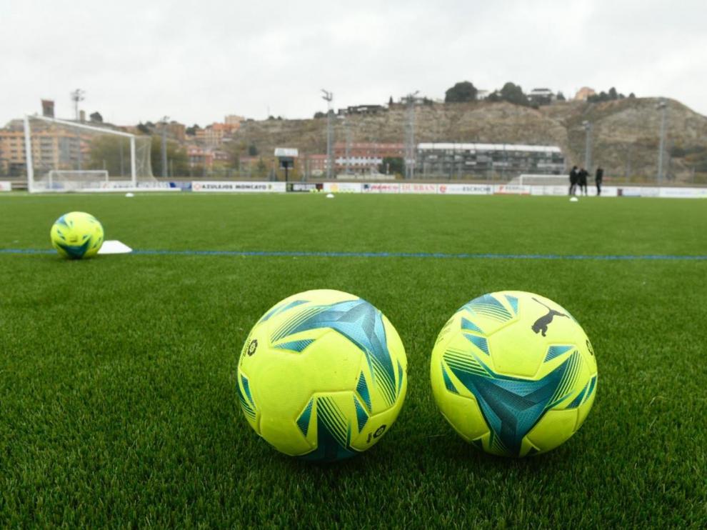 Campo de fútbol del Cuarte, a las 10.30 de esta mañana de jueves, justo antes de comenzar el entrenamiento del Real Zaragoza en esas instalaciones.