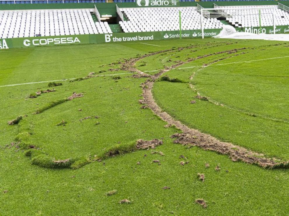 Estado en el que ha quedado el césped del estadio
