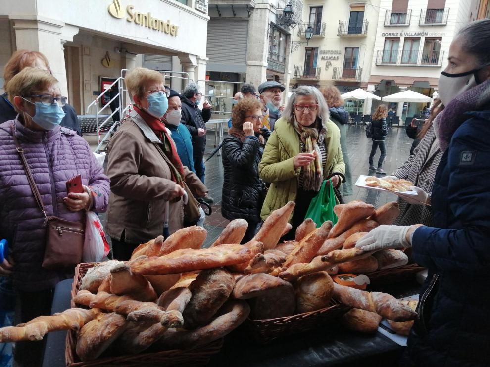 Decenas de personas degustaron en la plaza del Torico pan elaborado con trigos locales.