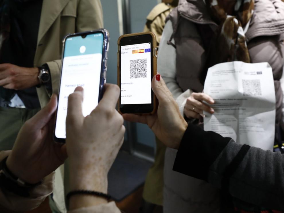 Petición del pasaporte covid a la entrada en el restaurante Tres Mares.