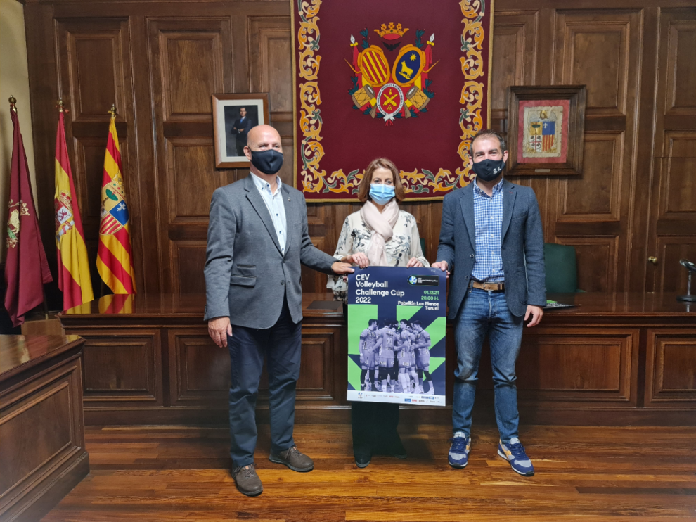 Carlos Ranera, Emma Buj y Carlos Aranda, muestran el cartel del partido de Challenge Cup.
