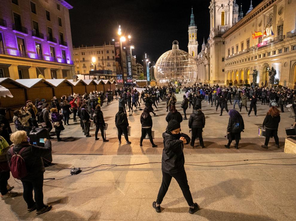 Un grupo de mujeres, convocadas por la Asamblea 8M, practica movimientos de defensa personal en la Plaza del Pilar de Zaragoza