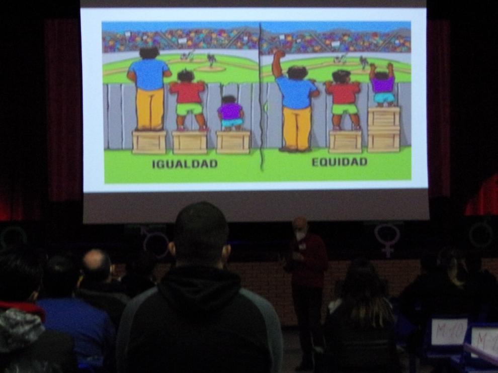 La charla se ha realizado en el departamento sociocultural del centro penitenciario de Zuera.