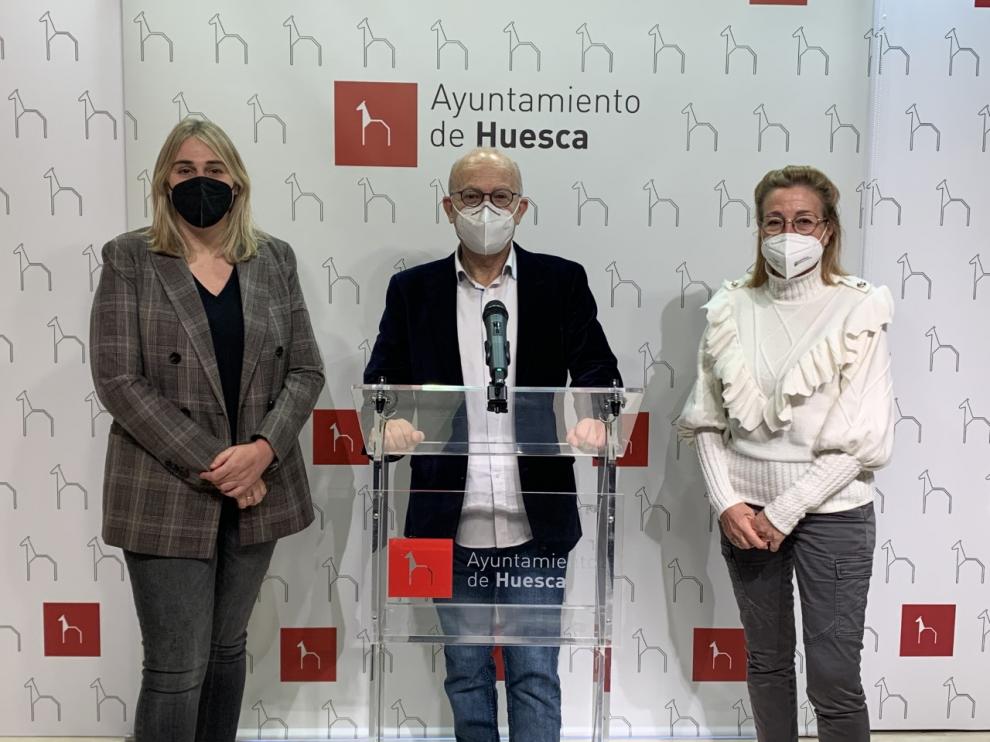 El concejal de Derechos Sociales e Igualdad, Arturo Biarge, en la presentación del plan de prevención de adicciones de Huesca junto con dos técnicas del área. ones